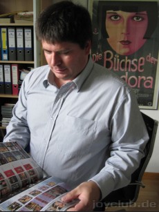 Marcus Otto blättert in einem seiner Kataloge: Sein Geschäft sind die Filme von "gestern".