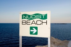 In einigen Ländern, so beispielsweise Frankreich und Kroatien, gibt es Urlaubsorte, in denen nicht nur am Strand Nacktsein erlaubt ist.