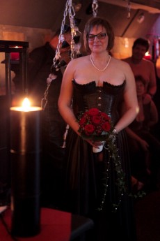 Die SM-Braut freut sich über die ganz besondere Heirat. © Link