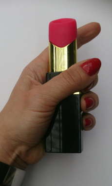 Der Womanizer 2Go ist als Lippenstift getarnt – als ziemlich GROSSER Lippenstift.